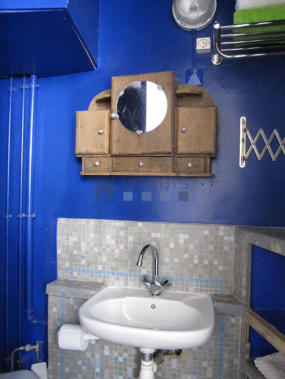Bathroom equipped with bath towels