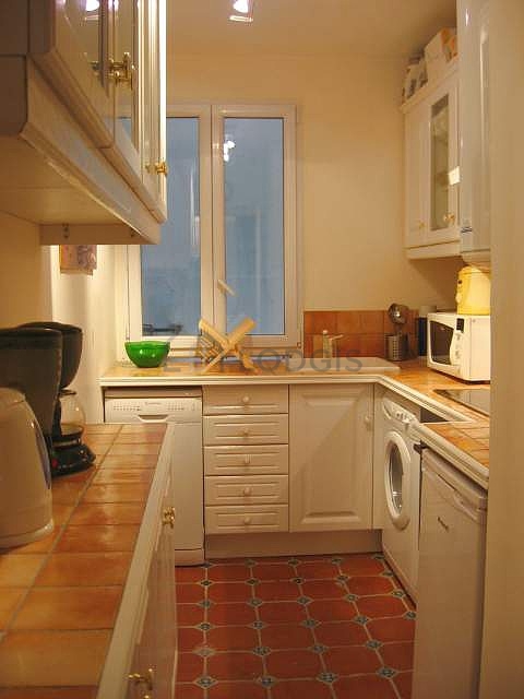 Magnifique cuisine de 7m² avec du carrelage au sol