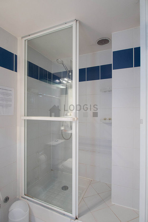 Bathroom equipped with bath towels