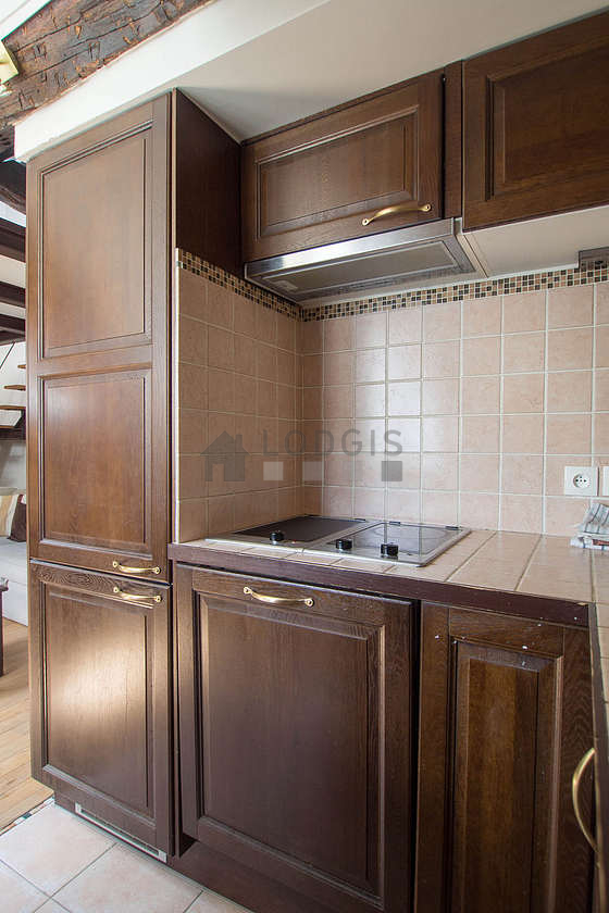 Cuisine dînatoire pour 3 personne(s) équipée de lave linge, sèche linge, réfrigerateur, hotte