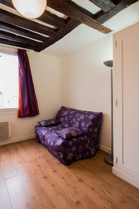 Salon de 10m² avec du parquet au sol