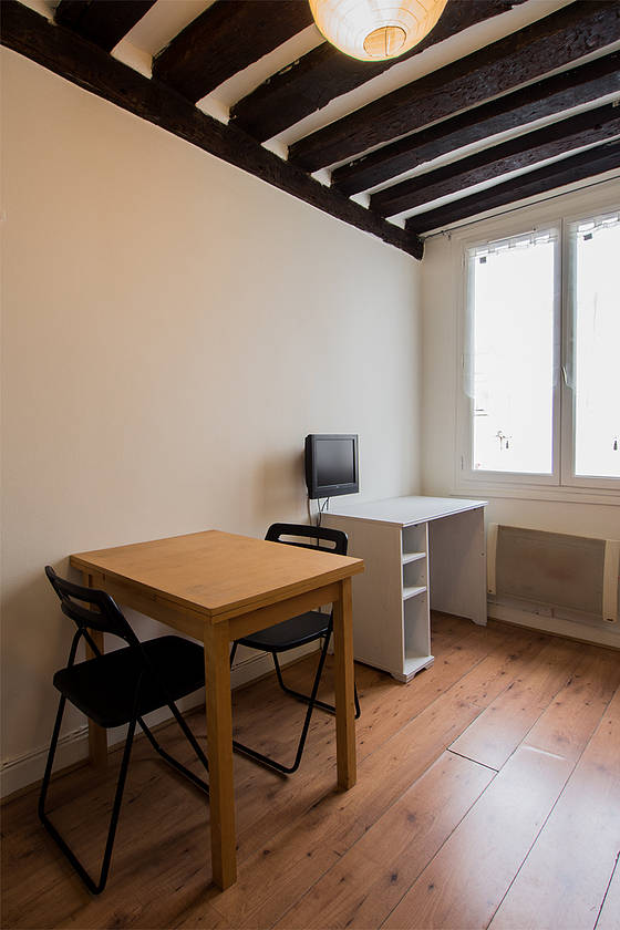 Séjour avec fenêtres donnant sur cour