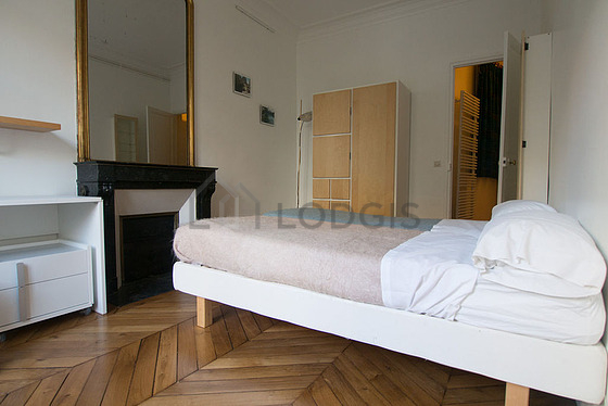 Chambre avec du parquet au sol