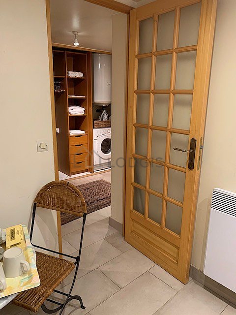 Cuisine dînatoire pour 2 personne(s) équipée de lave linge, réfrigerateur, hotte, vaisselle