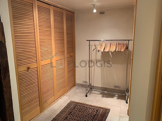 Beau dressing muni de : penderie, placard, portant