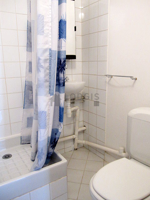 Salle de bain équipée de serviettes de bain