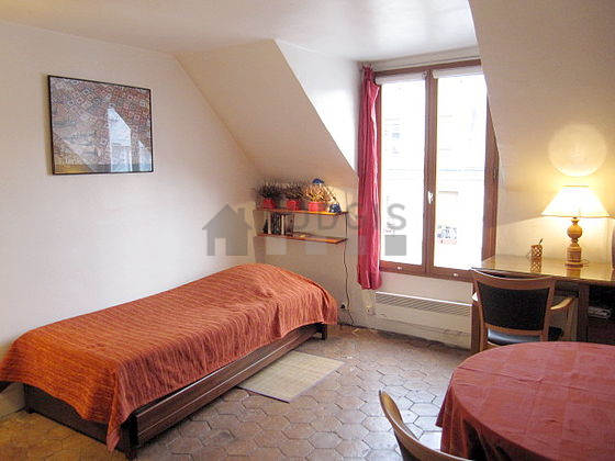 Séjour calme équipé de 1 lit(s) gigogne de 90cm, table à manger, armoire, 2 chaise(s)