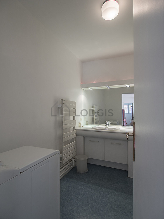 Beautiful bathroom with linoleum floor