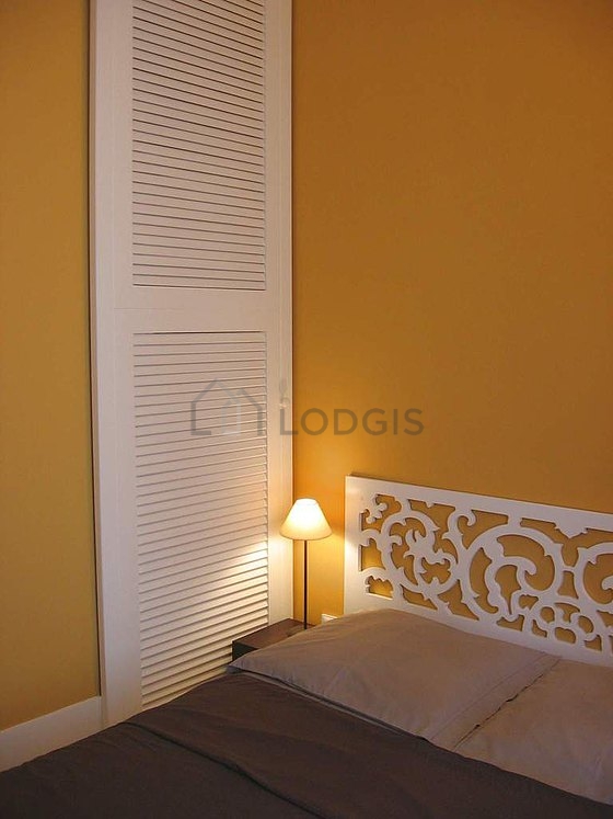 Chambre avec du carrelage au sol