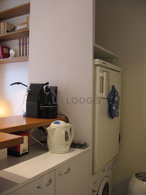 Cuisine dînatoire pour 2 personne(s) équipée de plaques de cuisson, réfrigerateur, vaisselle, tabouret