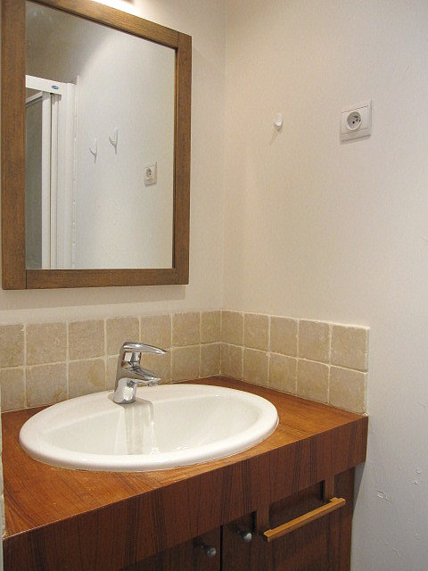 Belle salle de bain claire avec du parquet au sol