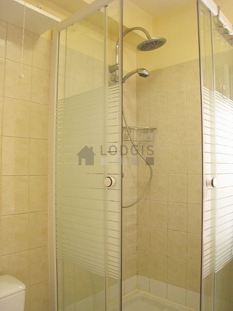 Salle de bain équipée de serviettes de bain