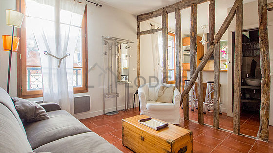 Salon avec du carrelage au sol