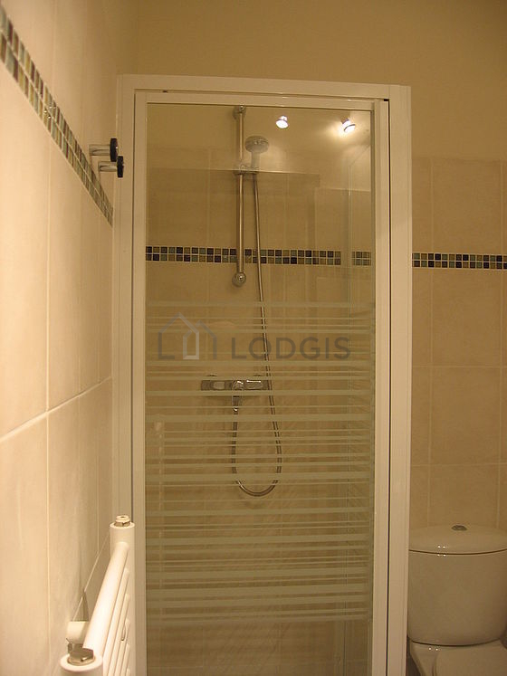 Salle de bain équipée de serviettes de bain
