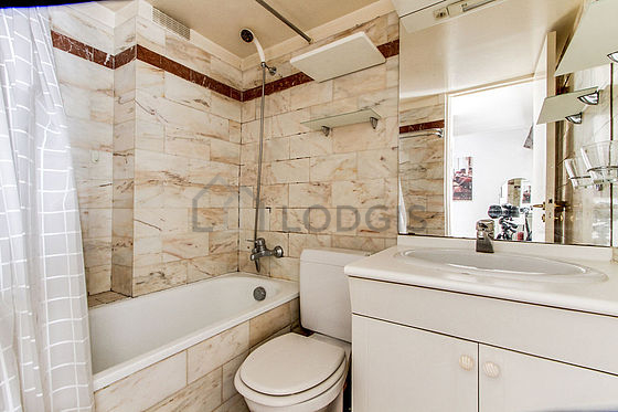 Belle salle de bain avec du marbre au sol