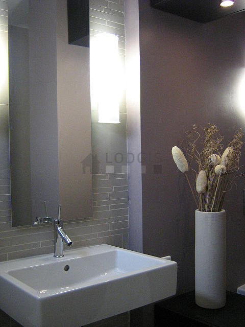 Belle salle de bain claire avec fenêtres et du carrelage au sol