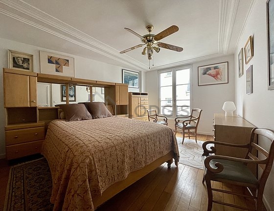 Grande chambre de 24m² avec du parquet au sol