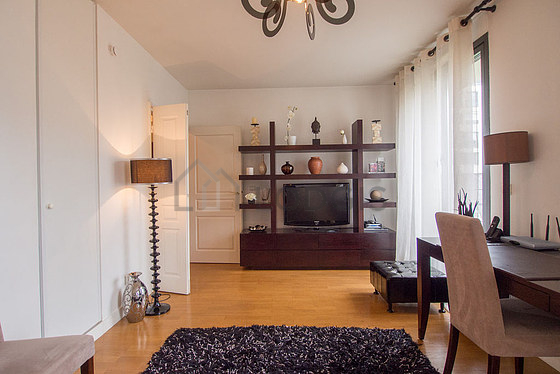 Séjour calme équipé de 1 canapé(s) lit(s) de 140cm, télé, placard, 2 chaise(s)