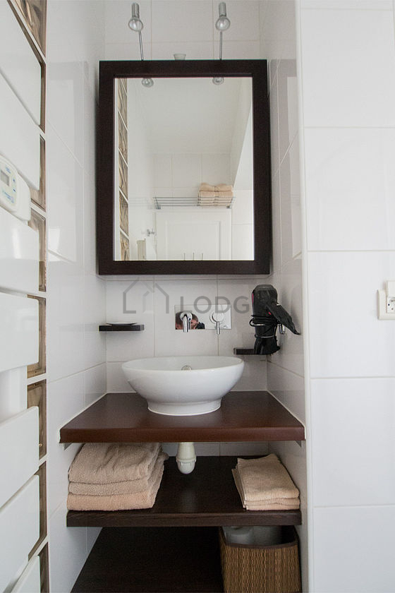 Salle de bain équipée de serviettes de bain
