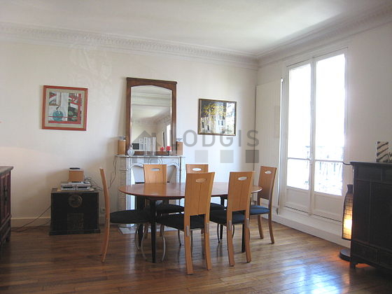 Salon avec du parquet au sol