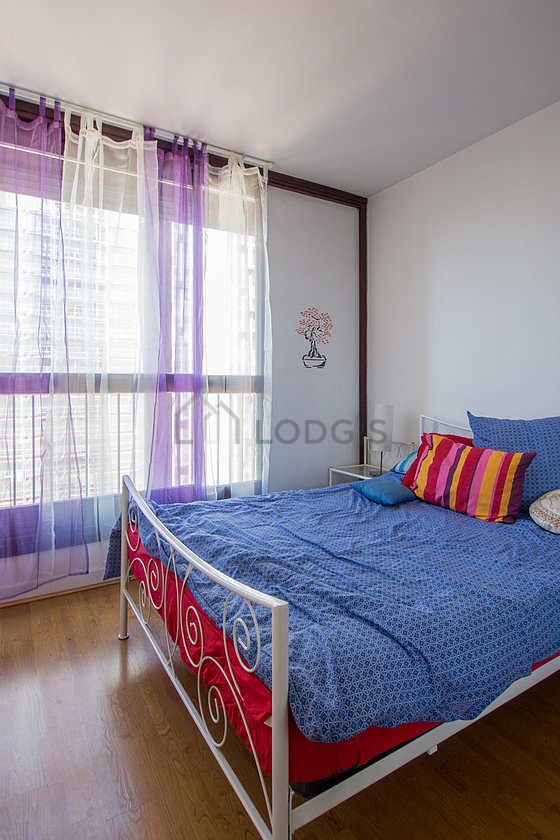 Chambre avec fenêtres et balcon donnant sur cour