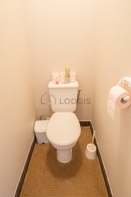Toilettes indépendantes de la salle d'eau