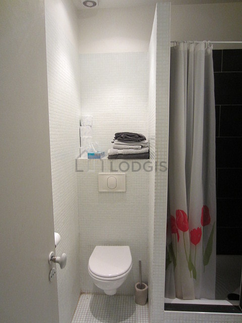 Salle de bain équipée de lave linge, sèche linge, serviettes de bain