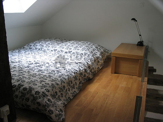 Mezzanine of 3m² with a high ceiling and with wooden floor