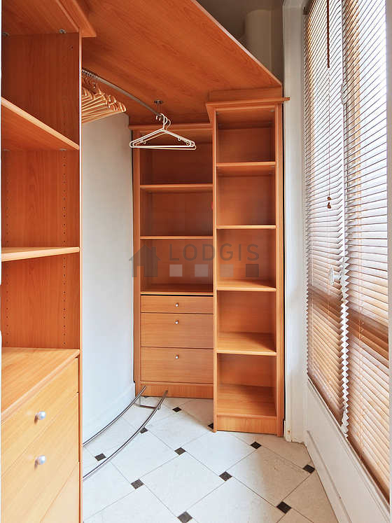 Dressing calme et clair avec du carrelage au sol