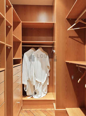 Quiet and clair walk-in closet with woodenfloor
