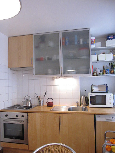 Belle cuisine avec du carrelage au sol