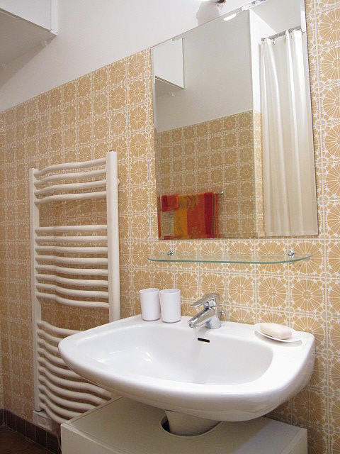 Belle salle de bain claire avec fenêtres et du carrelage au sol