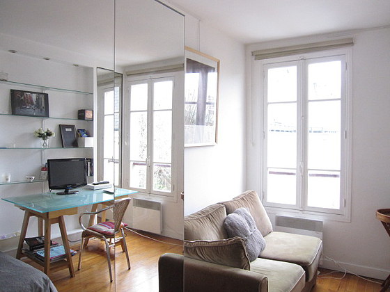 Séjour calme équipé de 1 lit(s) de 160cm, télé, penderie, placard