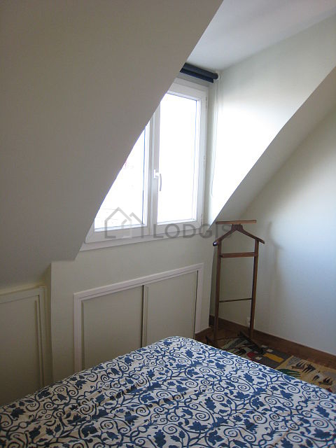 Chambre avec fenêtres