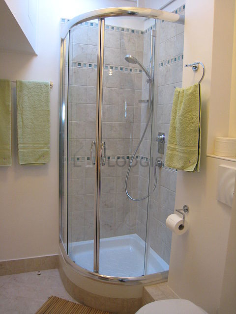 Salle de bain équipée de lave linge, serviettes de bain