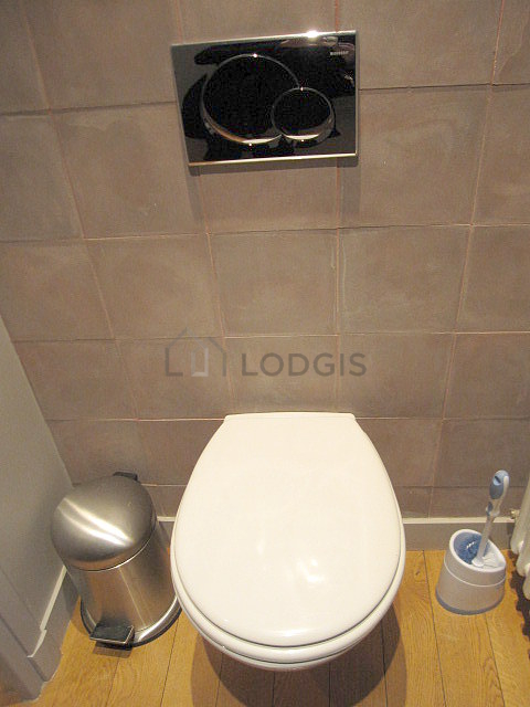 Toilettes indépendantes de la salle d'eau