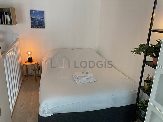 Quiet alcove equipped with 1 bed(s) of 140cm, wardrobe, shelves