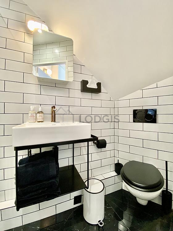 Bathroom equipped with bath towels