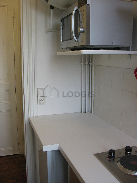 Cuisine équipée de plaques de cuisson, réfrigerateur, freezer, vaisselle