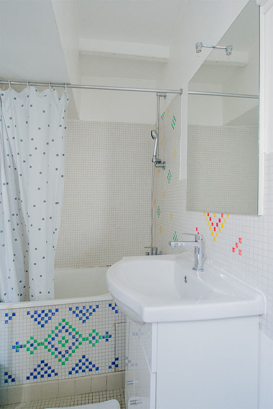 Bathroom with windows and with tile floor