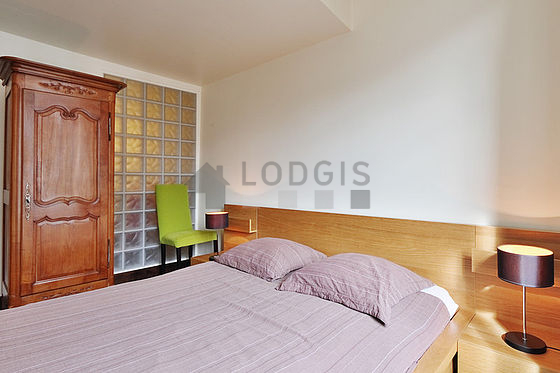 Chambre avec fenêtres double vitrage donnant sur rue