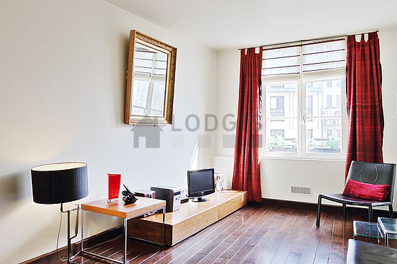 Salon avec du parquet au sol