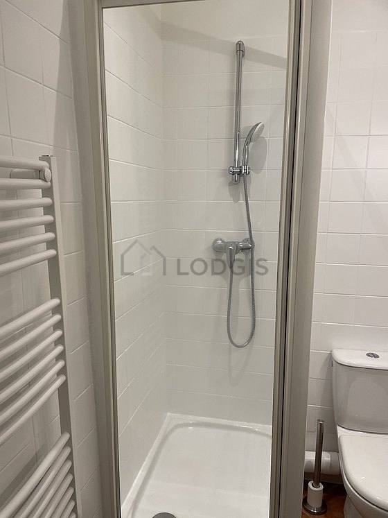 Bathroom equipped with bath towels