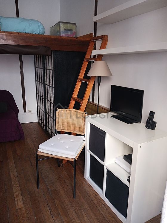 Beautiful, very quiet and bright sitting room of an apartment in Paris