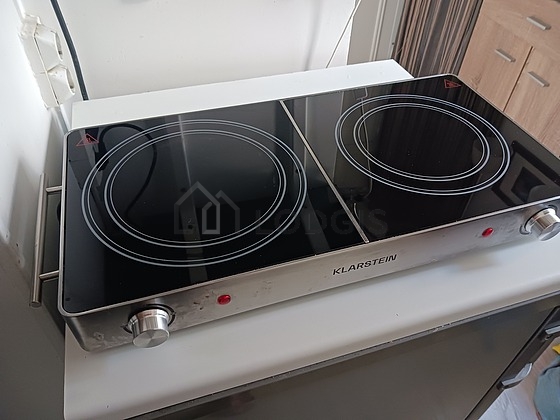 Cuisine équipée de plaques de cuisson, réfrigerateur, freezer, vaisselle