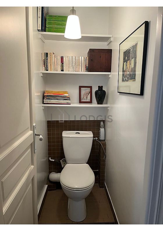 Toilettes indépendantes de la salle d'eau