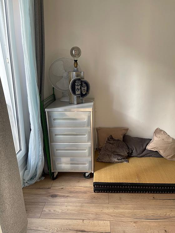 Chambre avec du parquet au sol