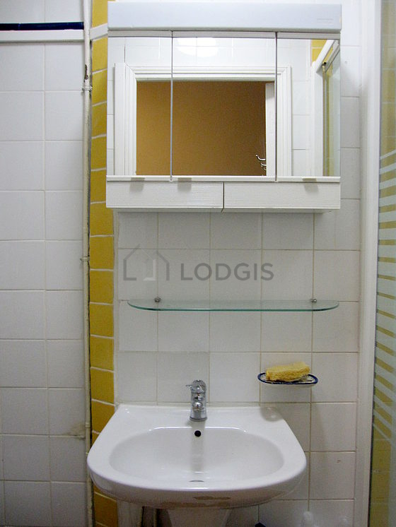 Salle de bain équipée de lave linge, serviettes de bain