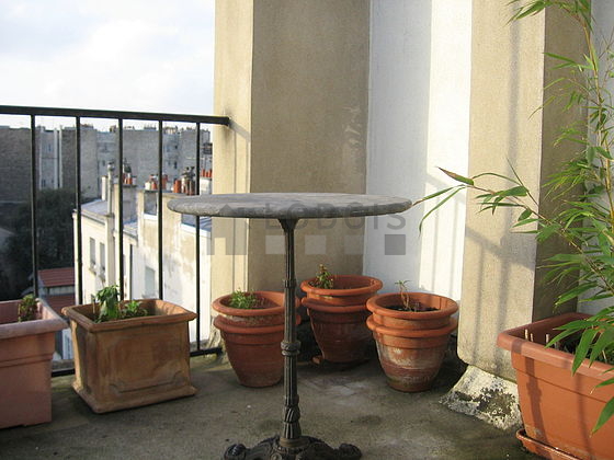 Terrasse calme et très lumineuse avec du béton au sol