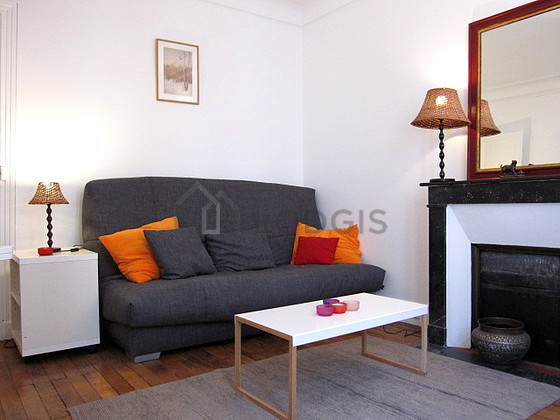 Séjour calme équipé de 1 canapé(s) lit(s) de 140cm, télé, chaine hifi, 2 chaise(s)